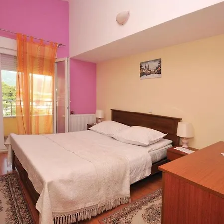 Sara * Kaštel Novi